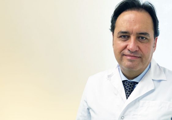 David Alias Jiménez es licenciado en Medicina y Cirugía por la Universidad Complutense de Madrid . Especialista en Cirugía General y Aparato Digestivo