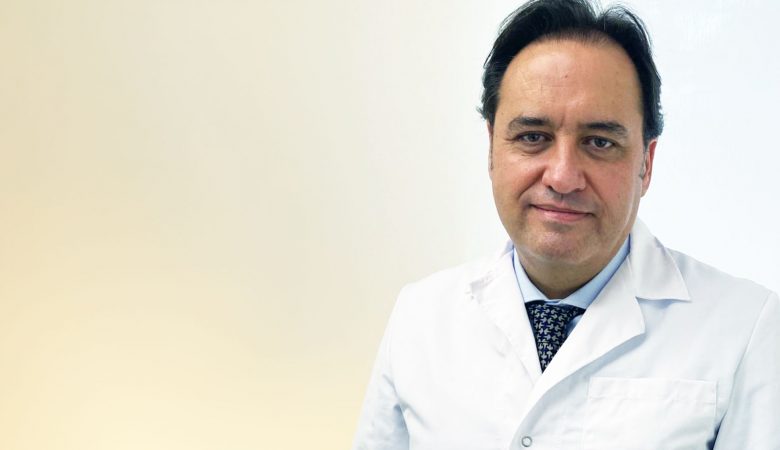 David Alias Jiménez es licenciado en Medicina y Cirugía por la Universidad Complutense de Madrid . Especialista en Cirugía General y Aparato Digestivo